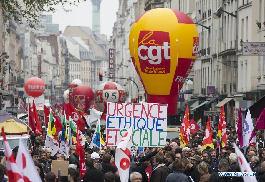 Des manifestants marchent dans les rues lors de la manifestation annuelle du 1er mai à Paris. (Xinhua/Etienne Laurent)