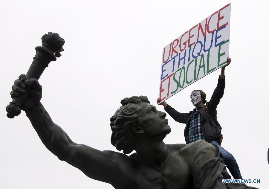 Un manifestant tenant une bannière participe à la manifestation annuelle du 1er mai à Paris. (Xinhua/Etienne Laurent)