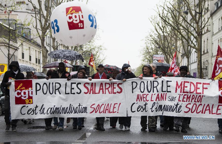 Des manifestants marchent dans les rues lors de la manifestation annuelle du 1er mai à Paris. (Xinhua/Etienne Laurent)