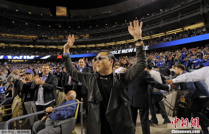 Baseball/MLB: PSY enflamme le stade Dodger (2)