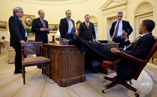 Barack Obama aime mettre les pieds sur la table…