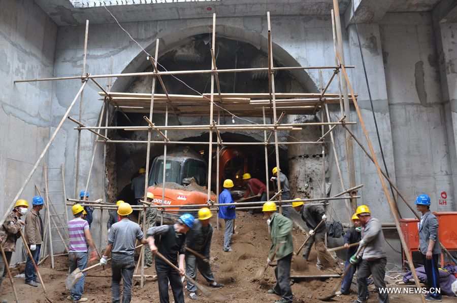 Chine: deux morts et trois ensevelis dans l'effondrement d'une ligne de métro en construction 