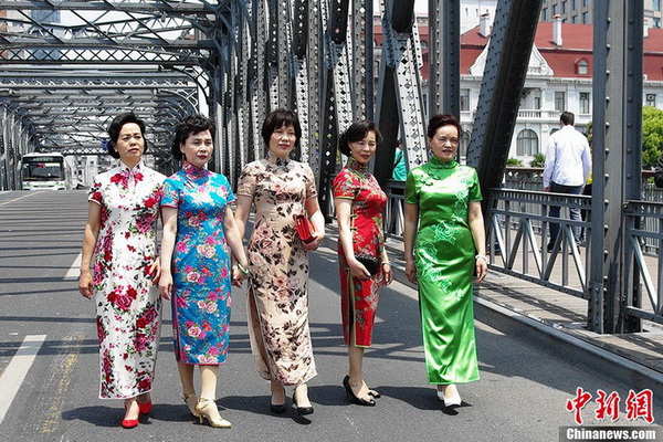 Tout le charme du Qipao dans les rues de Shanghai