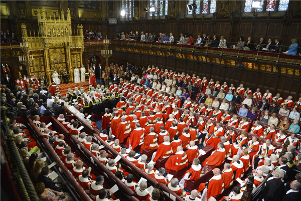 La Reine Elizabeth du Royaume-Uni prononce son discours lors de la cérémonie d'ouverture du Parlement à la Chambre des Lords, aux c?tés du prince Philip, à Londres, le 8 mai 2013. [Photo / agences]