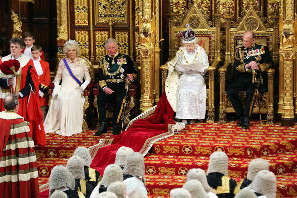 La Reine Elizabeth du Royaume-Uni (au centre) assise aux c?tés du Prince Philip (à droite), du Prince Charles (2e à gauche) et de Camilla, Duchesse de Cornouailles, alors qu'elle lit le discours de la Reine à la Chambre des Lords, lors de la cérémonie d'ouverture du Parlement au Palais de Westminster à Londres, le 8 mai 2013. [Photo / agences]