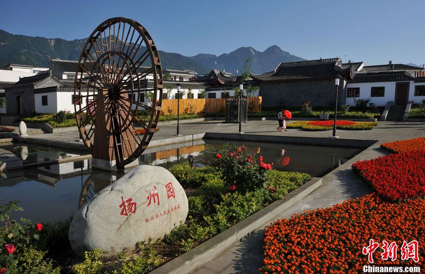 Le 8 mai 2013, l'image d'une partie du nouveau bourg de Jiulong reconstruit après le séisme de 2008. (Photo : Mian Lvxuan)