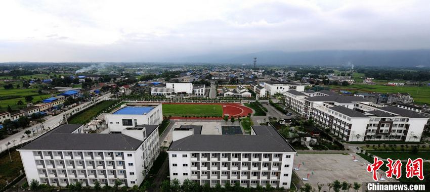 Un cliché pris le 8 mai 2013 montre le nouveau bourg de Tumen à Mianzhu recontruit après le terrible séisme du 12 mai 2008. (Photo : Mian Lvxuan)