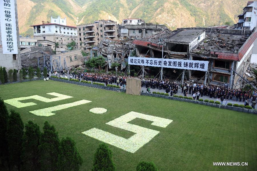 Dimanche 12 mai 2013 au siège de l'ancien district de Beichuan dans le Sichuan, des habitants locaux ont rendu hommage aux victimes du séisme d'une magnitude de 8.0 qui a frappé la région il y a cinq ans. (Photo : Xinhua/Wang Shen)