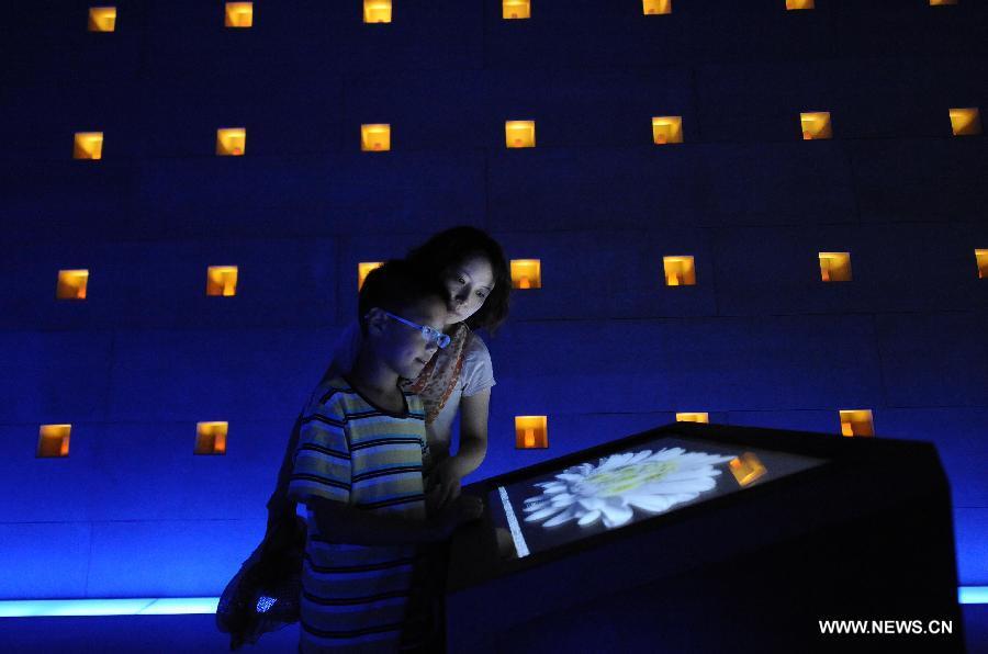 Le 12 mai 2013, de nombreuses personnes ont visité le Musée commémoratif du séisme de Wenchuan situé à Beichuan dans le Sichuan. (Photo : Xinhua/Xue Yubin)