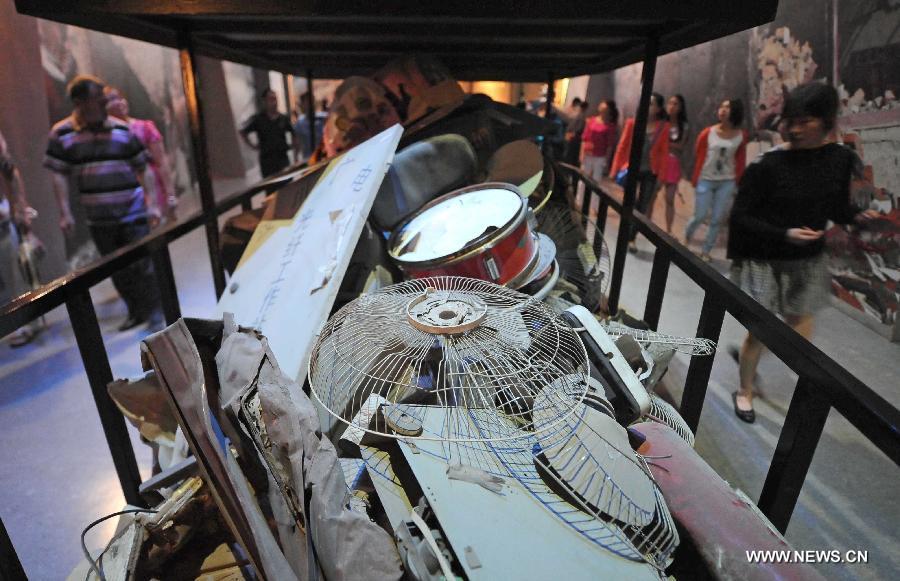 Le 12 mai 2013, de nombreuses personnes ont visité le Musée commémoratif du séisme de Wenchuan situé à Beichuan dans le Sichuan. (Photo : Xinhua/Xue Yubin)