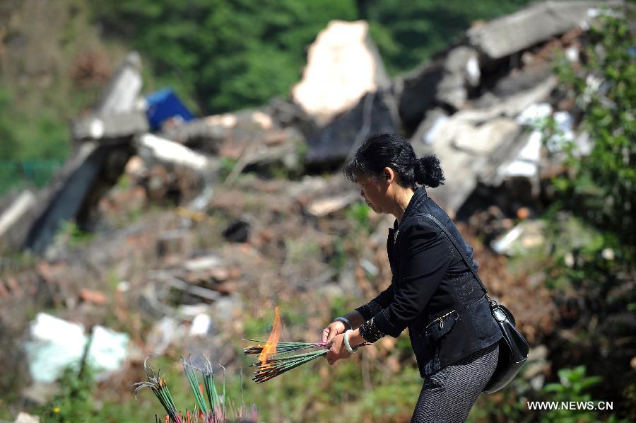 Le 12 mai 2013 à Beichuan dans la province du Sichuan, une femme rend hommage aux victimes du séisme de Wenchuan qui a frappé la région il y a cinq ans. (Photo : Xinhua/Xue Yubin)