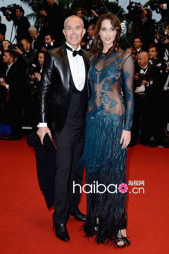 Frederique Bel et Jean-Claude Jitroissur le tapis rouge de la cérémonie d'ouverture du 66e Festival de Cannes