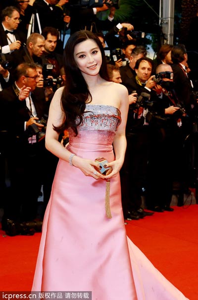 L'actrice chinoise Fan Bingbing pose sur le tapis rouge à son arrivée pour la cérémonie d'ouverture du 66e Festival de Cannes et la première du film Gatsby le Magnifique, à Cannes, le 15 mai 2013.