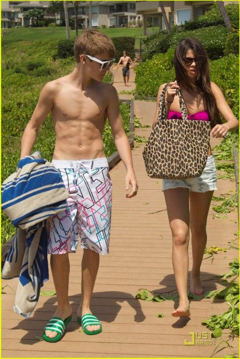 Le 24 mai 2011, Justin Bieber et sa copine Selena Gomez sont arrivés à Hawa? pour y passer leurs vacances. La jeune pop-star canadienne agée de 17 ans a décroché le 22 mai 2011 sept prix Billboard 2011. (Photo d'archives) 