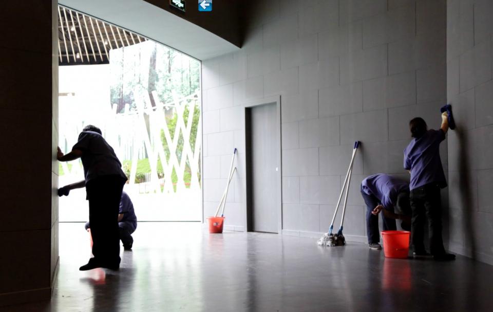 Des employés nettoient le pavillon principal le 13 mai, quelques jours avant l'ouverture officielle de l'Exposition d'Horticulture. L'exposition est prête pour son ouverture le 18 mai ; elle durera jusqu'au 18 novembre. [Photo par Michael Thai / China Daily]