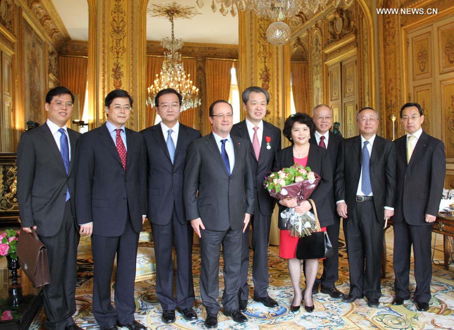 Remise des insignes de Grand Officier de la Légion d'honneur à Kong Quan (2)