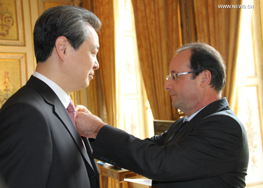 Le 17 mai, le président fran?ais Fran?ois Hollande a remis à M. Kong Quan, ambassadeur de Chine en France, les insignes de Grand Officier de la Légion d'honneur à l'Elysée.