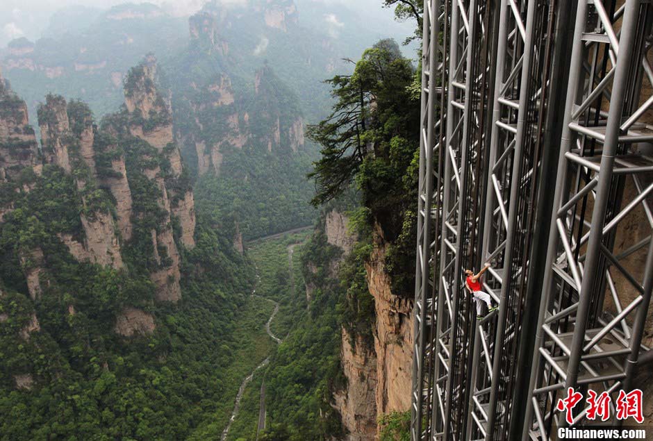 Un Fran?ais escalade le plus haut ascenseur touristique du monde