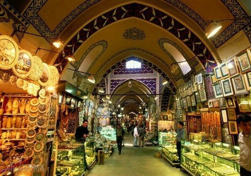 Déguster une tasse de thé au Grand Bazar d'Istanbul, TurquieLe Grand Bazar d'Istanbul est un grand marché de vente au détail. Prenez le temps de découvrir les produits exotiques sur les étalages, ou entrez dans une boutique pour déguster gratuitement une tasse de thé à pomme.