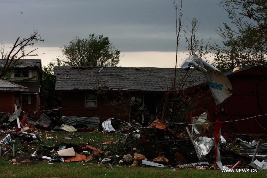 Cliché pris le 21 mai 2013, montrant une vue apocalyptique de la ville de Moore dans l'Oklahoma, qui a été ravagée la veille par une puissante tornade. (Xinhua/Song Qiong)