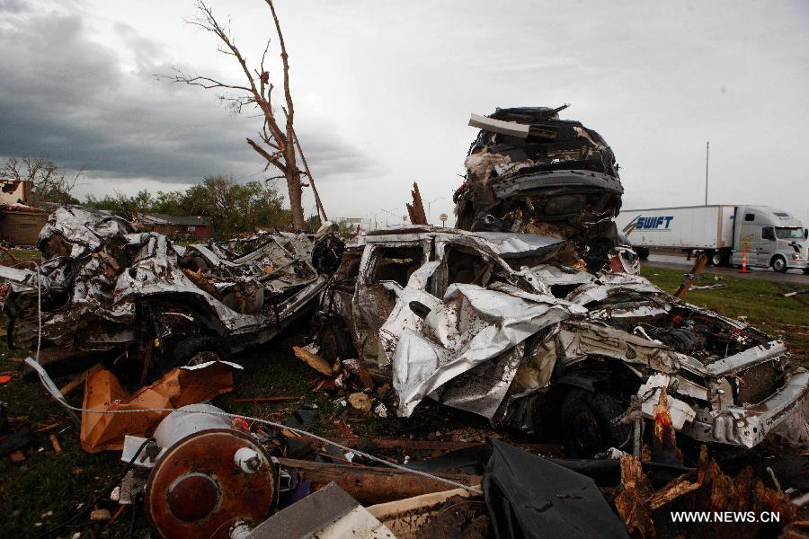 Cliché pris le 21 mai 2013, montrant une vue apocalyptique de la ville de Moore dans l'Oklahoma, qui a été ravagée la veille par une puissante tornade. (Xinhua/Song Qiong)