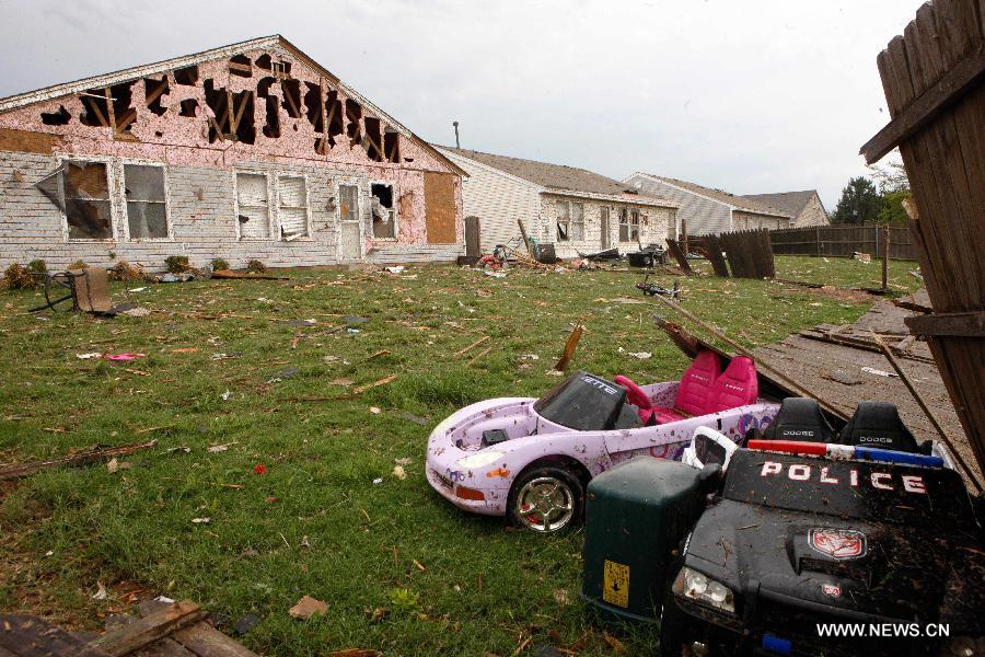 Le 21 mai 2013, des jouets abandonnés sont visibles à c?té des maisons détruites à Moore, une ville d'Oklahoma ravagée la veille par une puissante tornade. (Xinhua/Song Qiong)