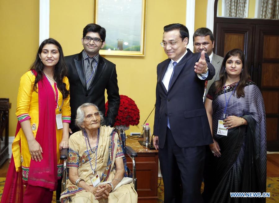 Le Premier ministre chinois Li Keqiang, en visite en Inde, a appelé mardi à davantage d'efforts pour promouvoir l'amitié historique sino-indienne, en rendant hommage à un médecin indien décédé en Chine alors qu'il traitait les troupes chinoises il y a plus de 70 ans.