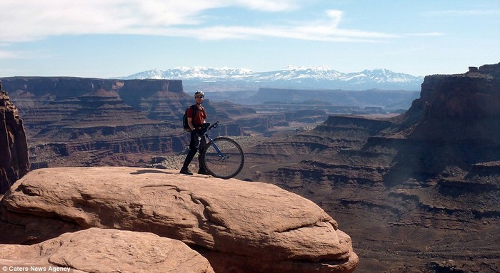 Un Canadien parcourt le monde en monocycle