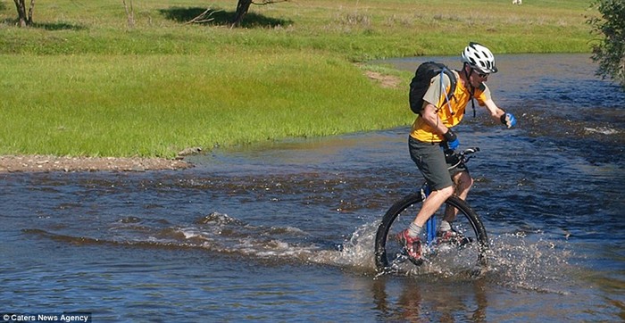 Un Canadien parcourt le monde en monocycle (3)