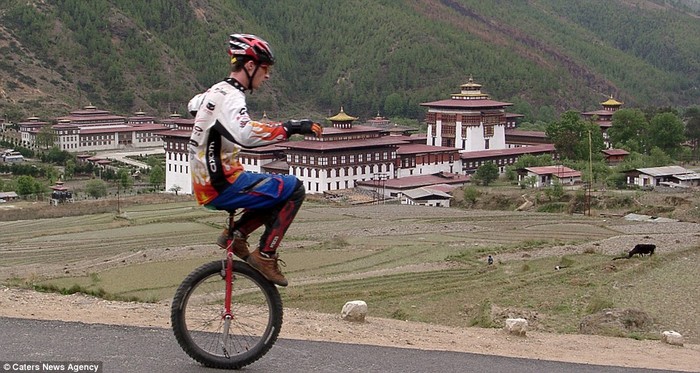 Un Canadien parcourt le monde en monocycle (2)