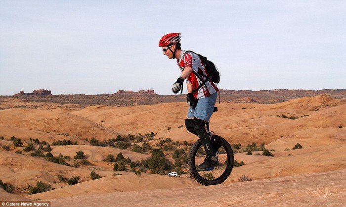 Un Canadien parcourt le monde en monocycle (7)