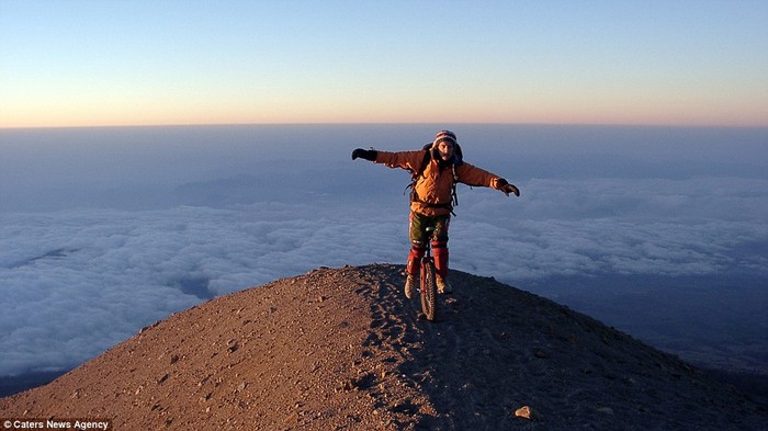 Un Canadien parcourt le monde en monocycle (8)