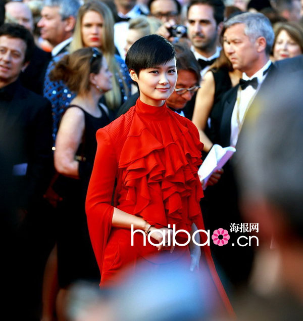 Li Yuchun en rouge passion monte les marches à Cannes (11)