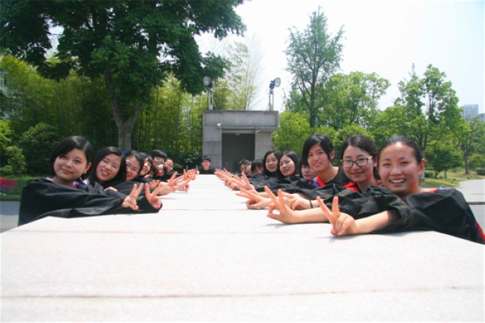 Le 22 mai 2013, des étudiants de l’Université ZAFU, se retrouvent pour une photo souvenir après la remise de leurs dipl?mes dans la ville de Lin'an, la province du Zhejiang, le 22 mai 2013. La Chine devrait voir cette année le nombre record de 6,99 millions de dipl?més universitaires. [Photo: Chen Wei Sheng/Asianewsphoto]