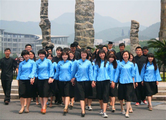 Des étudiants, en costumes d'époque et robes académiques, après la remise des dipl?mes à l'Université d'agriculture et forestière du Zhejiqang (ZAFU) de la ville de  Lin'an, le 22 mai 2013. La Chine devrait voir cette année le nombre record de 6,99 millions de dipl?més universitaires. [Photo: Chen Wei Sheng/Asianewsphoto]