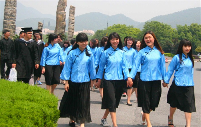 Des étudiants, en costumes d'époque et robes académiques, après la remise des dipl?mes à l'Université d'agriculture et forestière du Zhejiqang (ZAFU) de la ville de  Lin'an, le 22 mai 2013. La Chine devrait voir cette année le nombre record de 6,99 millions de dipl?més universitaires. [Photo: Chen Wei Sheng/Asianewsphoto]