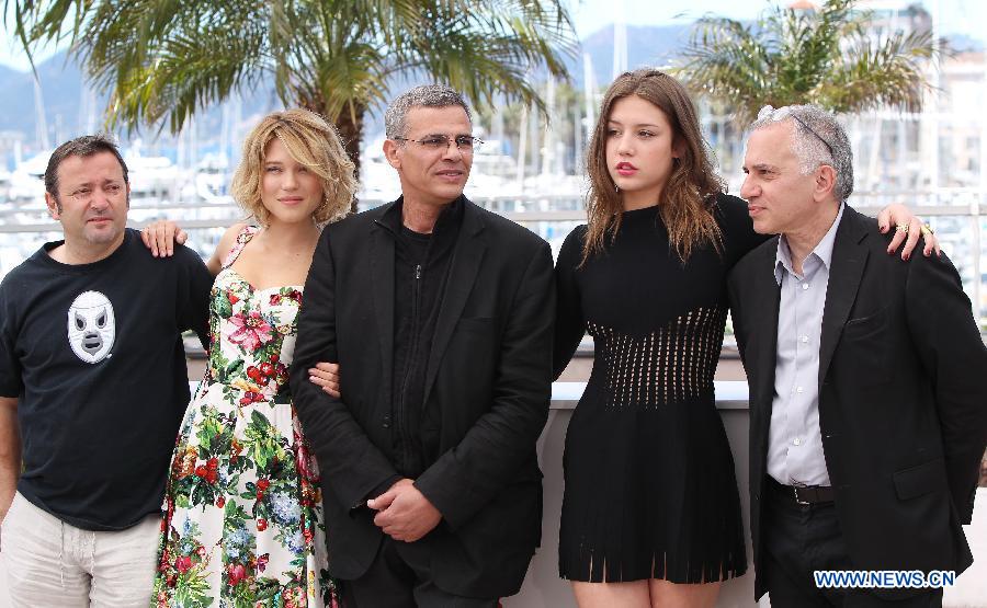 Le réalisateur Abdellatif Kechiche (C), entouré de ses deux actrices, Léa Seydoux (deuxième à gauche) et Adèle Exarchopoulos (deuxième à droite), pose pour le photocall de son film, le 23 mai 2013 à Cannes.