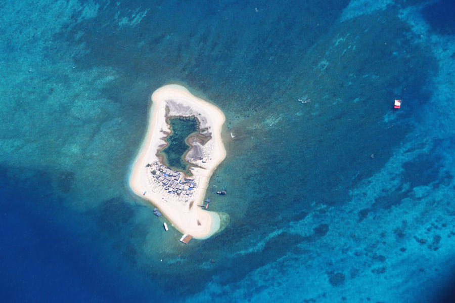 Le 22 mai 2013, une vue aérienne d'un village situé sur l'?le de Yagong de l'archipel Yongle à Sansha, la nouvelle ville de la province chinoise du Hainan. [Photo/Xinhua] 