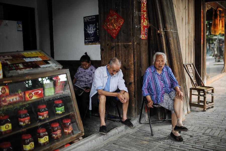 Des habitants agés discutent dans une boutique d'Anren, une ville ancienne du Comté de Dayi, à Chengdu, capitale de la Province du Sichuan, dans le Sud-ouest de la Chine, le 23 mai 2013.