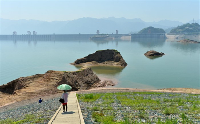 Des ?lots apparaissent, alors que le niveau d'eau du barrage des Trois Gorges est tombé à 149,97 mètres dans la ville de Yichang, la province du Hubei, le 2 Juin 2013. Le niveau d'eau de la plus grande retenue et projet hydroélectrique en Chine devrait passer au-dessous de 146,5 mètres avant le 10 juin, alors que d'importantes inondations autour de la rivière Yangtze sont attendues. [Photo/Xinhua]