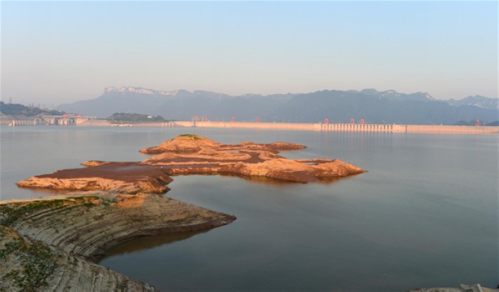 Des ?lots apparaissent, alors le niveau d'eau du barrage des Trois Gorges est tombé à 149,97 mètres dans la ville de Yichang, la province du Hubei, le 2 Juin 2013. Le niveau d'eau de la plus grande retenue et projet hydroélectrique en Chine devrait passer au-dessous de 146,5 mètres avant le 10 juin, alors que d'importantes inondations autour de la rivière Yangtze sont attendues. [Photo/Xinhua]