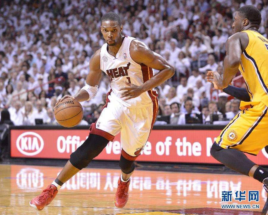 Le 3 juin, Chris Bosh (à gauche) joueurs des Heats, en action. Les Miami Heats ont battu les Indiana Pacers par 99 à 76, lors de la 7e Journée de la finale de la Conférence Est de la NBA. [Xinhua\Zhang Junshe]