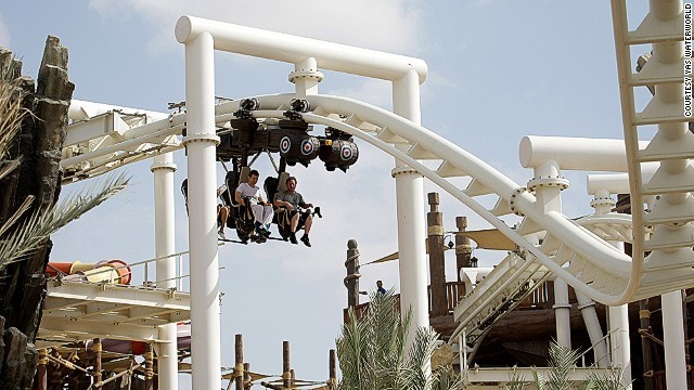 1. Bandit Bomber (Yas Waterworld, Abu Dhabi)Cette splendide attraction a ouvert ses portes en janvier à Abu Dhabi, où la température moyenne en hiver avoisine les 20°C.Pas étonnant alors que la montagne russe soit la première à avoir équipé chacun de ses sièges de pistolets et de bombes à eau.