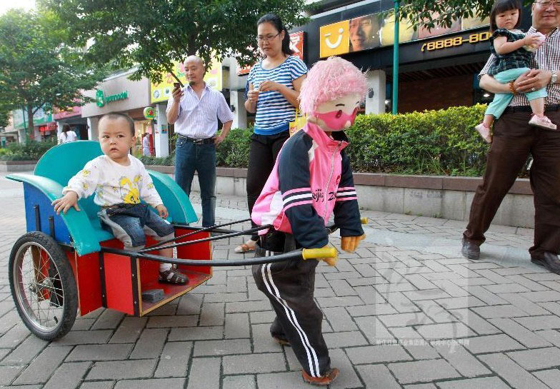 Un robot fait le pousse-pousse à Hangzhou