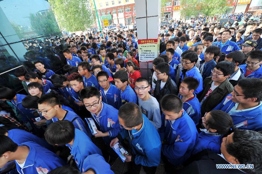 Des candidats arrivent pour participer au concours d'entrée à l'université à l'école secondaire Xiji dans le district de Xiji, dans la région autonome Hui du Ningxia (nord-ouest de la Chine), le 7 juin 2013. Quelque 9,12 millions de candidats devraient participer au concours d'entrée à l'université cette année qui commence vendredi.