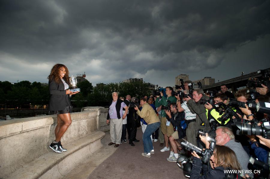 Tennis : Serena Williams bat Maria Sharapova et remporte à nouveau le tournoi de Roland-Garros (9)