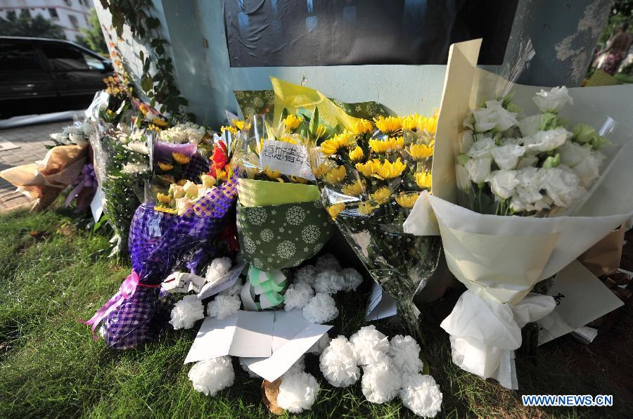 Des fleurs déposées en hommage aux victimes devant une borne de la ligne de bus où un incendie de bus a eu lieu vendredi, à Xiamen, dans la Province du Fujian, dans le Sud de la Chine, le 8 juin 2013. L'incendie du bus a co?té la vie à 47 personnes et 34 autres ont été hospitalisées. Photo : Xinhua