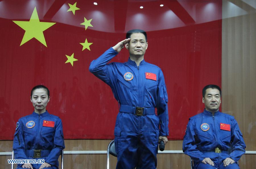 Les astronautes de Shenzhou-10 rencontrent les médias  (6)