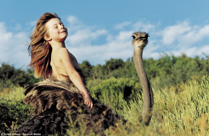 En images : histoire de Tippi Degré, l'enfant qui a grandi auprès des animaux