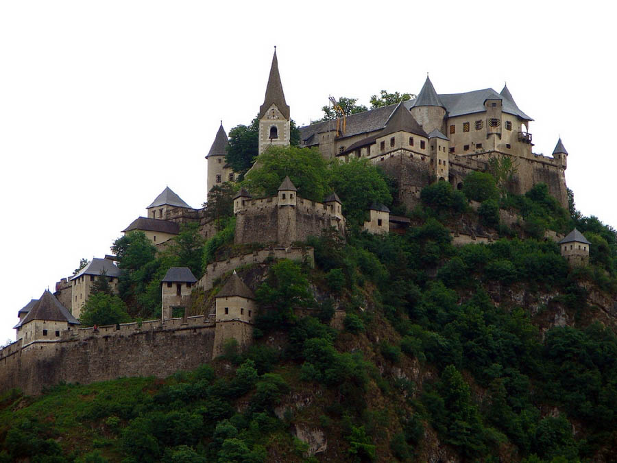 Le chateau-fort de Hochosterwitz, en Autriche, est l'un des plus magnifiques chateaux médiévaux, il est situé sur un pic d'une  hauteur de 158,5 mètres environ.